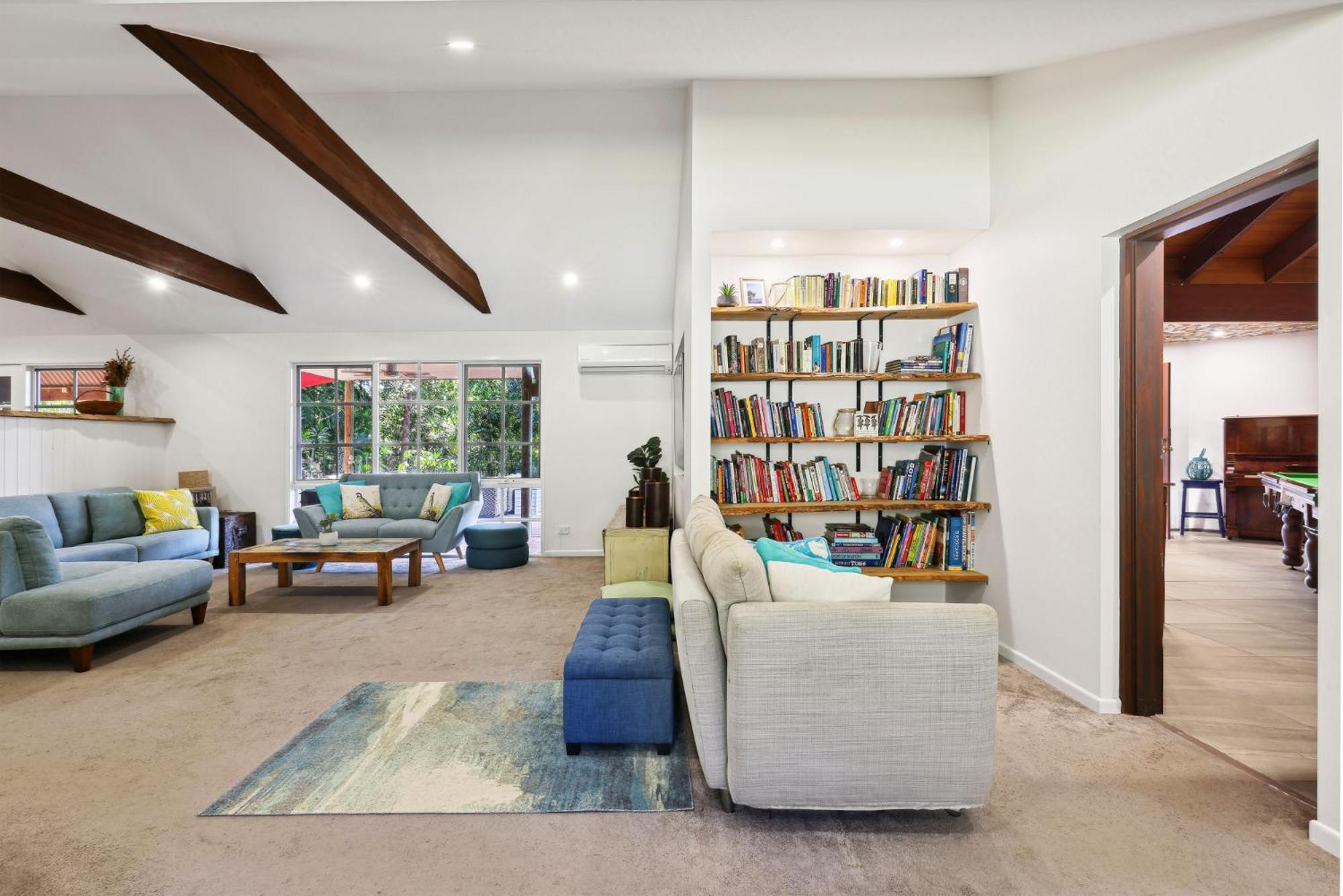 Spacious 4-bed Hinterland Luxury Escape With Pool Holiday home Gold Coast