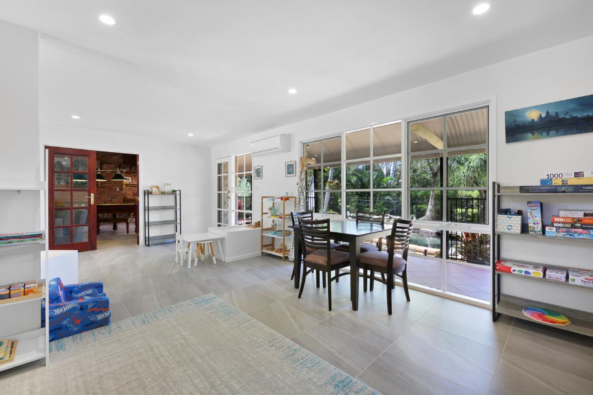 Spacious 4-bed Hinterland Luxury Escape With Pool Holiday home Gold Coast
