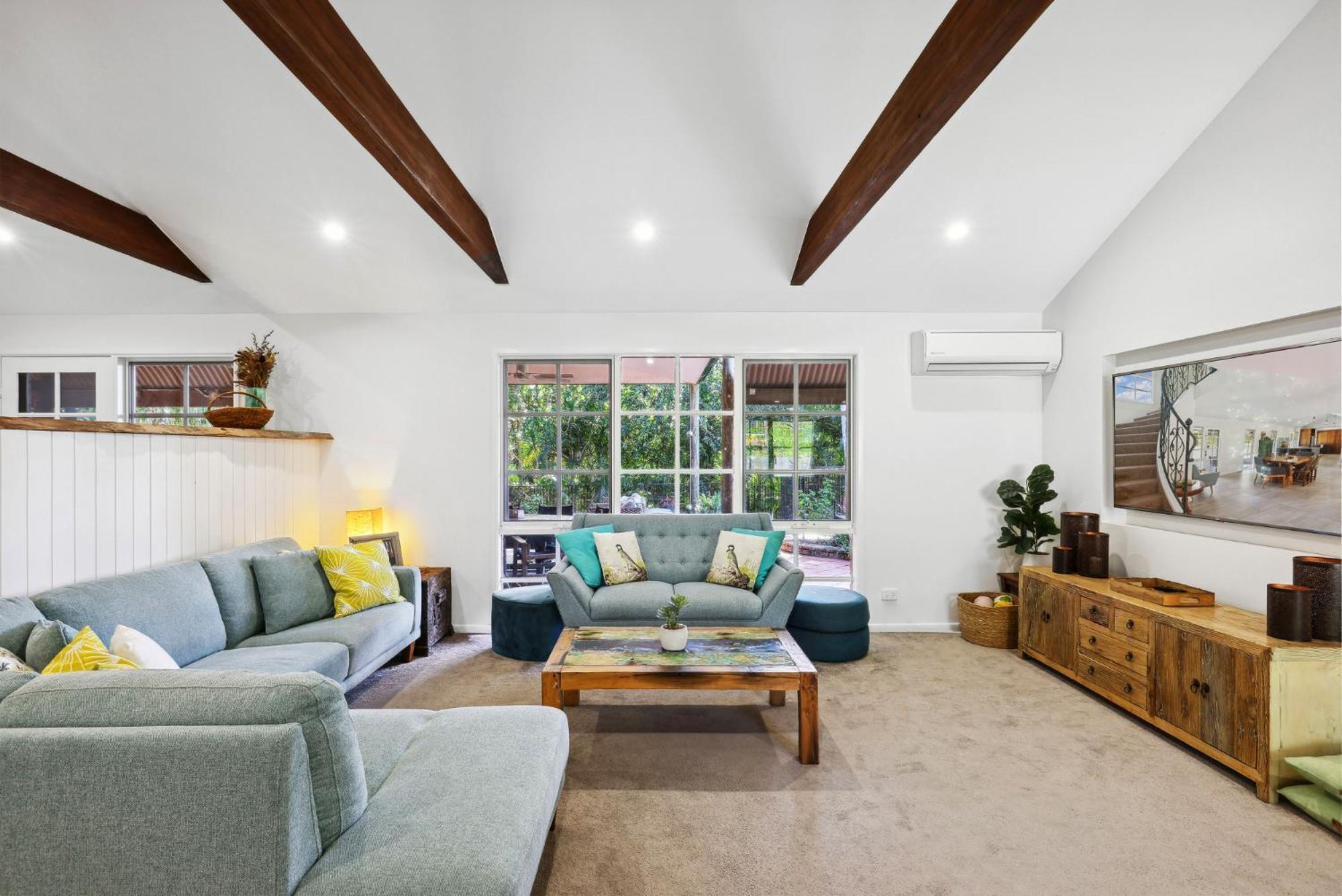 Spacious 4-bed Hinterland Luxury Escape With Pool *